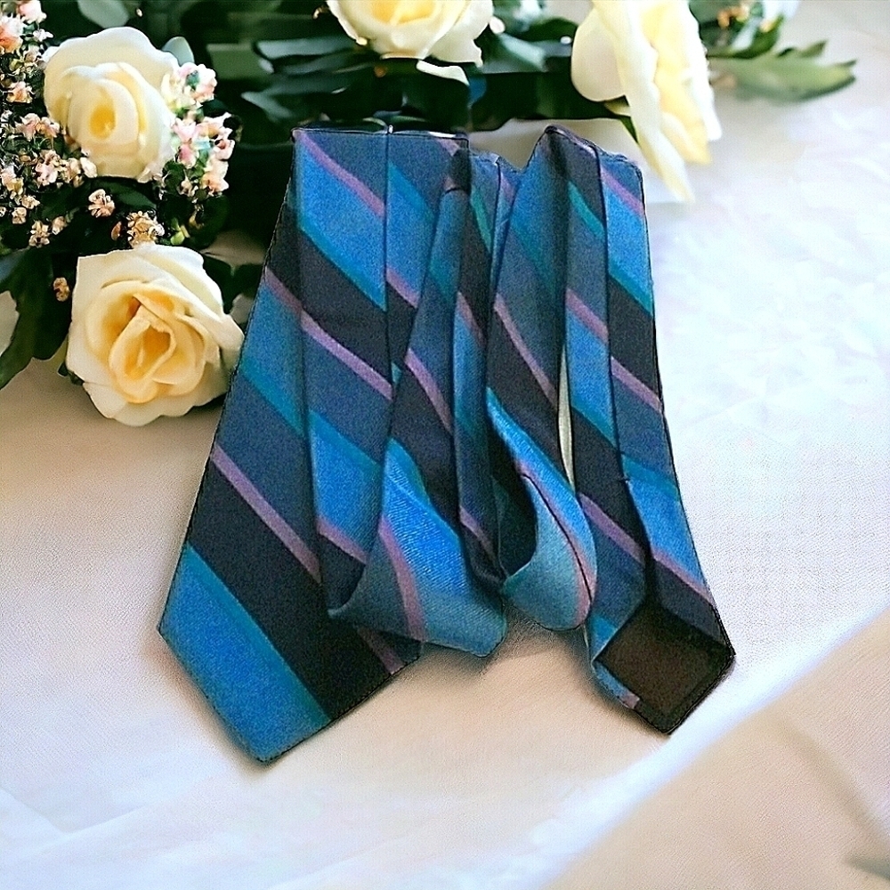 Classic 1970s Countess Mara Silk Cravat